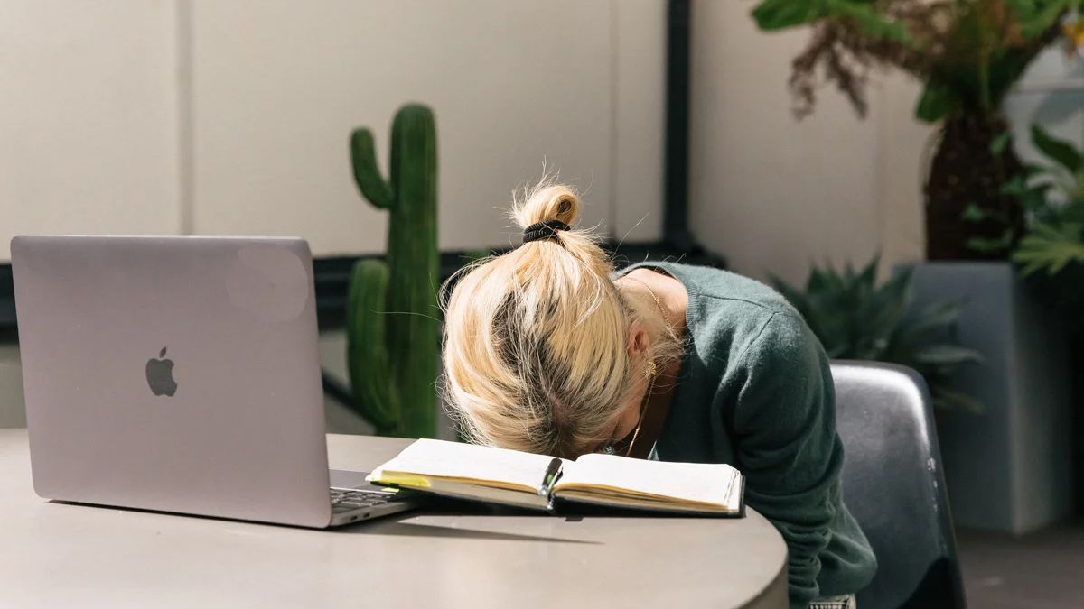 Las tareas mentales que agotan rápido la función del cerebro son la atención sostenida, memoria de trabajo, control ejecutivo y la toma de decisiones. Las tareas mentales que agotan rápido la función del cerebro son la atención sostenida, memoria de trabajo, control ejecutivo y la toma de decisiones.