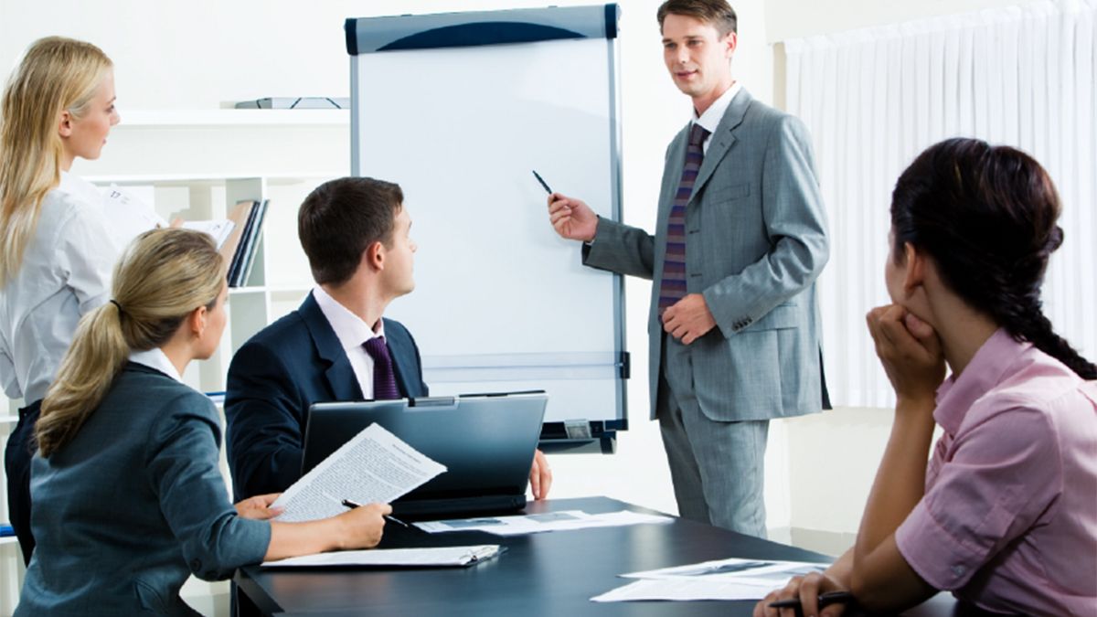 La denominación vacaciones con equipos alineados deja expuesta la ausencia de su dueño y su dependencia para continuar en actividad. La denominación vacaciones con equipos alineados deja expuesta la ausencia de su dueño y su dependencia para continuar en actividad.