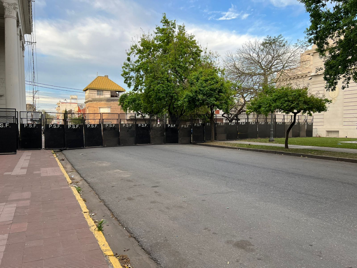 El operativo de seguridad se plantó desde temprano en la Legislatura. El operativo de seguridad se plantó desde temprano en la Legislatura.