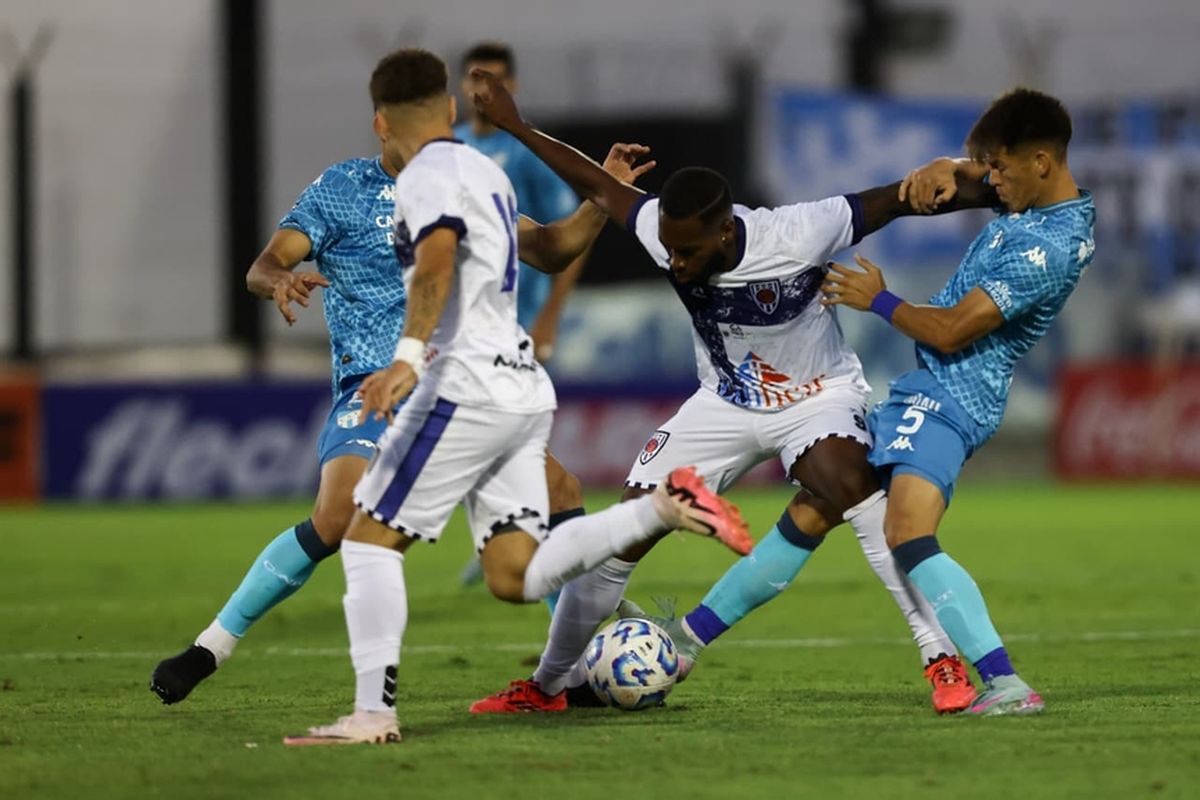 Diego Perea (surgido en San Lorenzo) aguanta la pelota en el partido entre Sportivo Barracas y Atlético Tucumán por Copa Argentina, jugado en marzo pasado