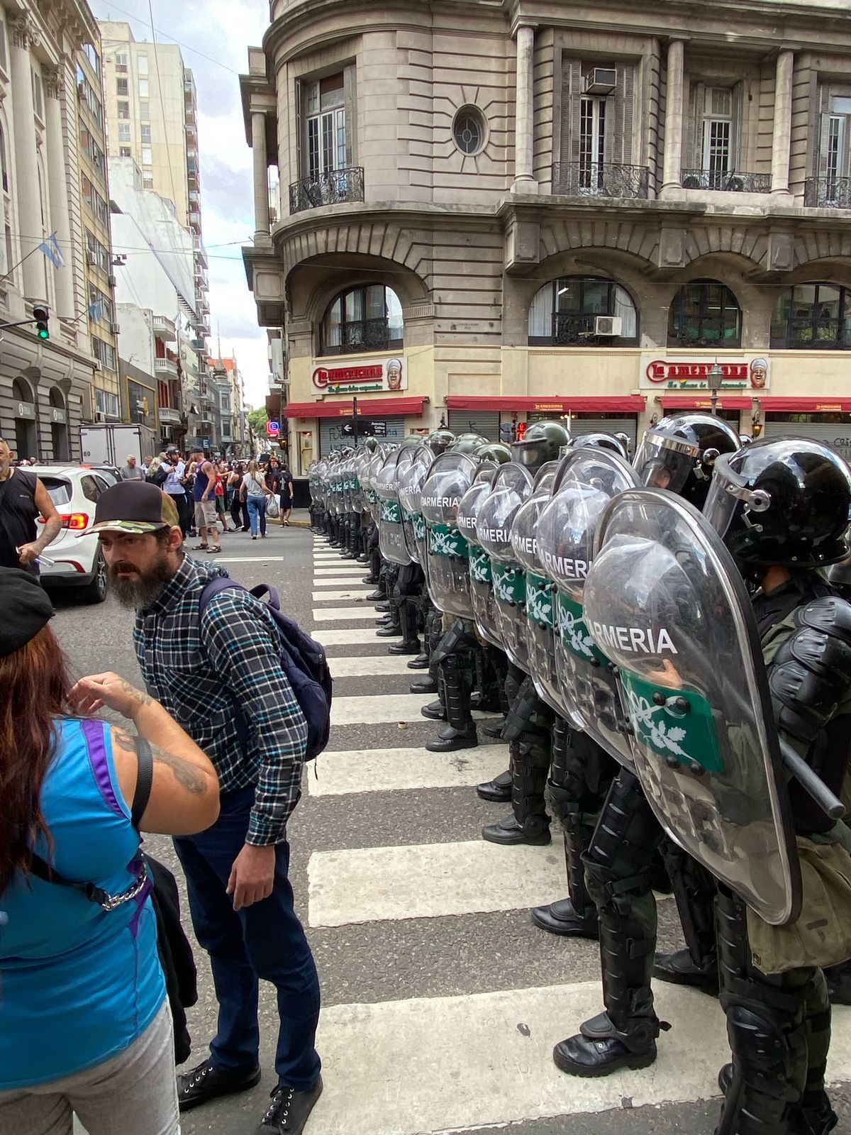 Efectivos de Gendarmería Nacional Argentina el miércoles 12/03 en la Plaza del Congreso: Un bochorno. Foto NA. Efectivos de Gendarmería Nacional Argentina el miércoles 12/03 en la Plaza del Congreso: Un bochorno. Foto NA.