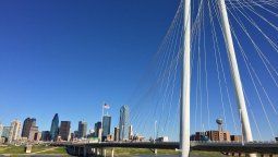 Vista del Margaret Hunt Hill Bridge, uno de los íconos urbanos de Dallas y puerta de entrada a una ciudad que combina deporte, cultura e historia. Vista del Margaret Hunt Hill Bridge, uno de los íconos urbanos de Dallas y puerta de entrada a una ciudad que combina deporte, cultura e historia.