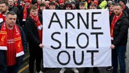 Los hinchas del Liverpool piden la salida de Arne Slot, y la dirigencia los escuchó.