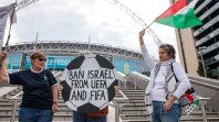 Protestantes propalestina piden una sanción a Israel, que no clasificó, de parte de la UEFA y FIFA. Protestantes propalestina piden una sanción a Israel, que no clasificó, de parte de la UEFA y FIFA.