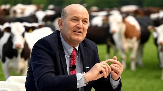 Federico Sturzenegger y la vacuna, según Grok. Federico Sturzenegger y la vacuna, según Grok.