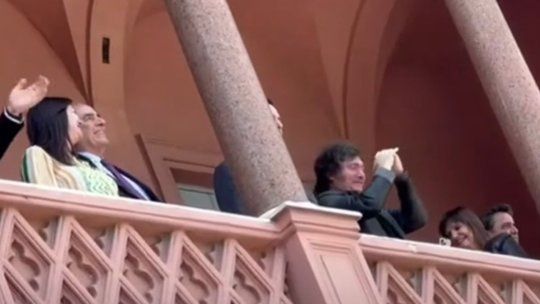 Javier Milei salió al balcón de la Casa Rosada a saludar y se encontró con la protesta universitaria.