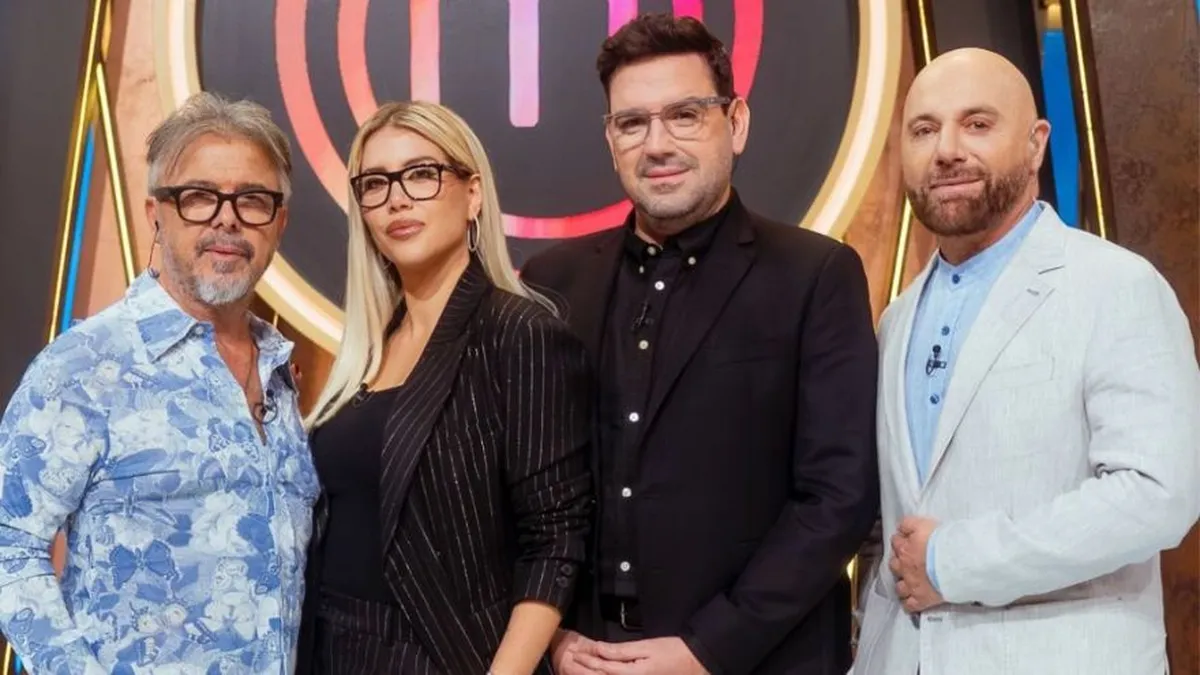 Telefe apuesta a MasterChef Celebrity como ancla de los sábados para sostener el rating y las redes. Usa el backstage, a Wanda y la polémica para no perderle pisada a El Trece. Telefe apuesta a MasterChef Celebrity como ancla de los sábados para sostener el rating y las redes. Usa el backstage, a Wanda y la polémica para no perderle pisada a El Trece.