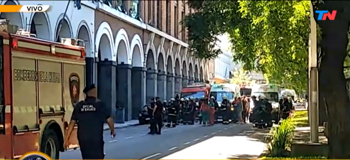 Evacuaron la escuela de Gendarmería en el bajo porteño tras la explosión.