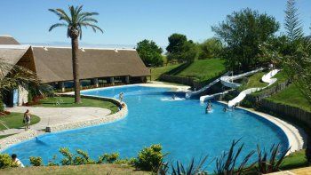 El parque acuático desconocido con grandes piletas y toboganes
