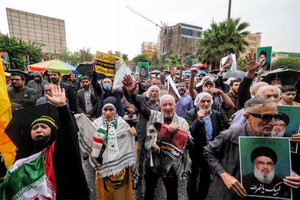 Ciudadanos se congregan en las calles de Teherán ante el asesinato del líder iraní por un dron israelí. Ciudadanos se congregan en las calles de Teherán ante el asesinato del líder iraní por un dron israelí.