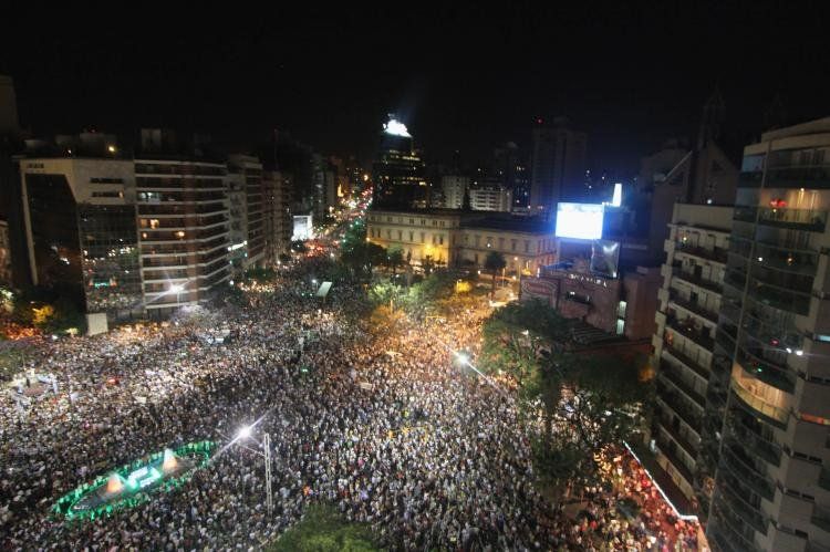 Cacerolas en la ciudad de Córdoba el #8N frente al Patio Olmos. (Foto NA)