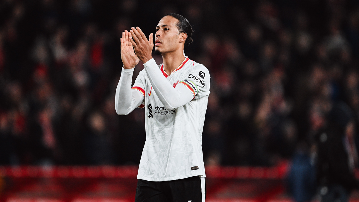 Virgil Van Dijk y la camiseta alternativa (Foto Liverpool) Virgil Van Dijk y la camiseta alternativa (Foto Liverpool)