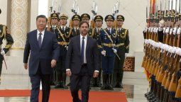Recibimiento con honores al mandatario conservador de Uruguay de parte del líder socialista chino Xi Jinping