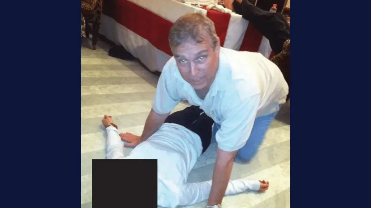 El hermano del rey Carlos aparece en una reciente foto, filtrada del caso Eptein, junto a una menor de edad tumbada en el suelo.
