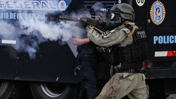 Javier Milei echó al fotógrafo que identificó al gendarme que casi mata a Pablo Grillo. Mientras el fotoperiodista mejora y la justicia avanza con la causa. Javier Milei echó al fotógrafo que identificó al gendarme que casi mata a Pablo Grillo. Mientras el fotoperiodista mejora y la justicia avanza con la causa.