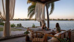 altText(Un restaurante en Buenos Aires con vistas increíbles a una laguna)}