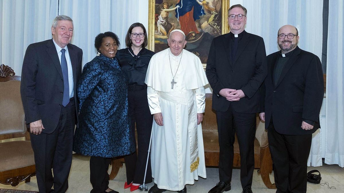 Papa Francisco y la gente de America Media, revista jesuita estadounidense.
