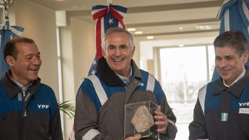 Vaca Muerta, tema de Marc Stanley, embajador de USA, en su visita al campo de trabajo no convencional de YPF. Vaca Muerta, tema de Marc Stanley, embajador de USA, en su visita al campo de trabajo no convencional de YPF.