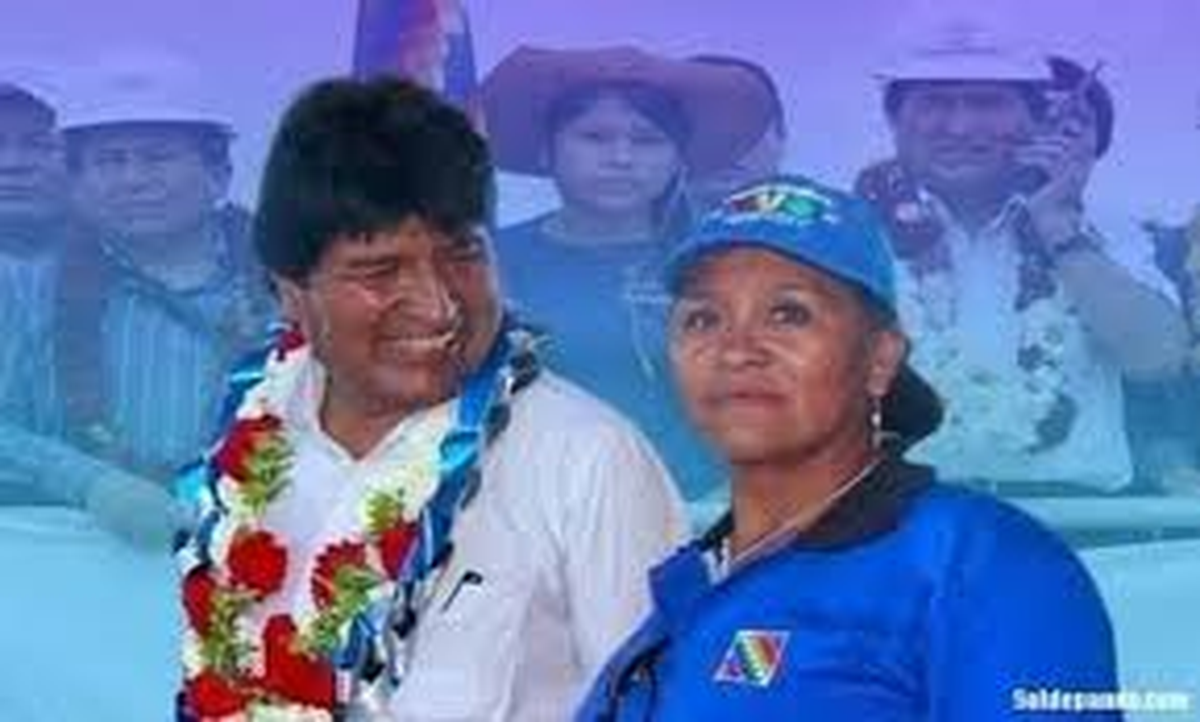 Evo Morales con la madre de Cindy Vargas. Evo Morales con la madre de Cindy Vargas.