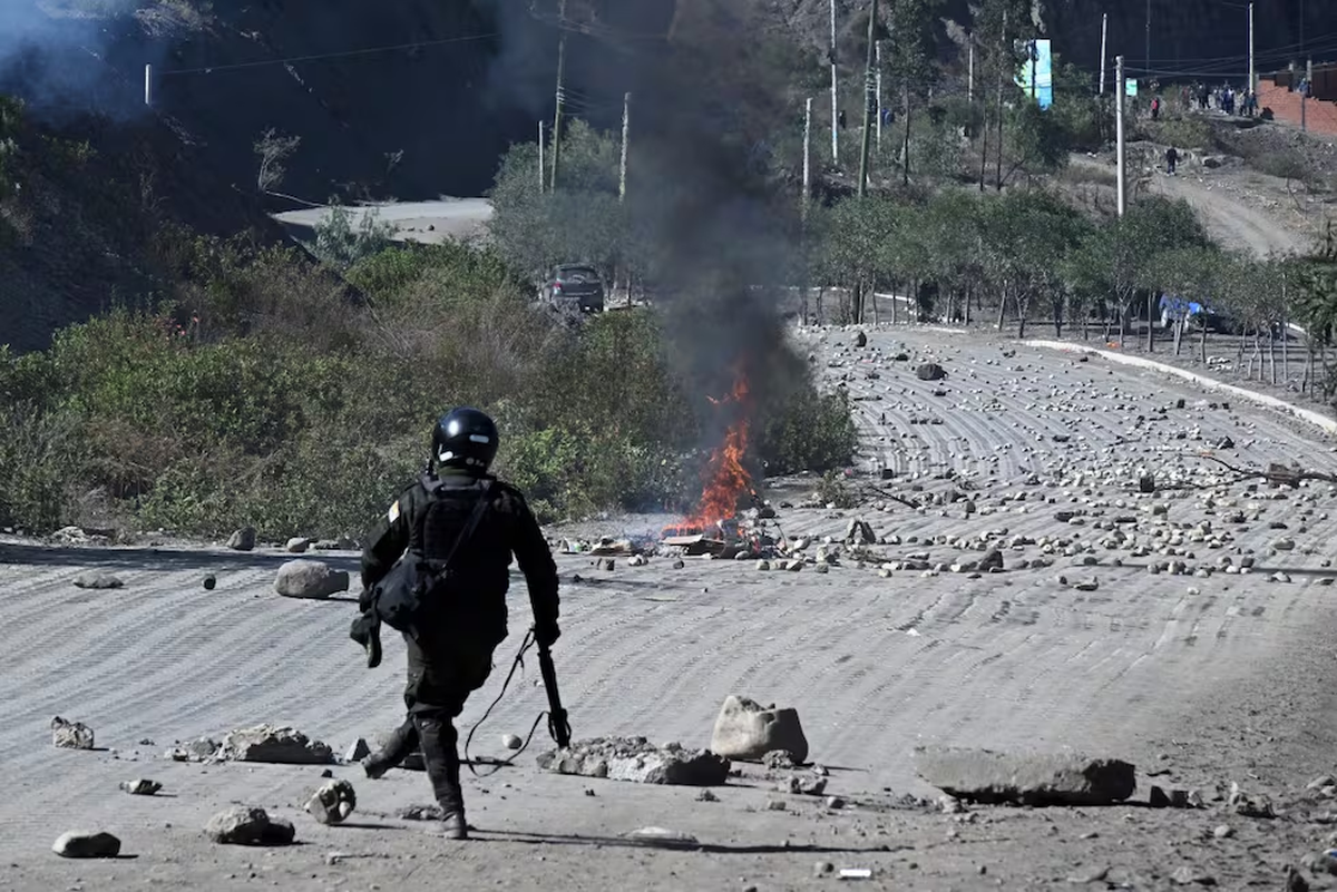 Un agente antidisturbios retira piedras de una carretera bloqueada por manifestantes rurales en Lipari, departamento de La Paz, Bolivia, el 16 de mayo de 2026. El gobierno boliviano llegó a un acuerdo el 15 de mayo con miles de mineros que se enfrentaron a la policía en una protesta que paralizó el centro de La Paz. Sin embargo, otros sectores continúan bloqueando las vías de acceso a la ciudad, sede del poder ejecutivo y del Congreso. (Foto de AIZAR RALDES / AFP) AIZAR RALDES. AFP Un agente antidisturbios retira piedras de una carretera bloqueada por manifestantes rurales en Lipari, departamento de La Paz, Bolivia, el 16 de mayo de 2026. El gobierno boliviano llegó a un acuerdo el 15 de mayo con miles de mineros que se enfrentaron a la policía en una protesta que paralizó el centro de La Paz. Sin embargo, otros sectores continúan bloqueando las vías de acceso a la ciudad, sede del poder ejecutivo y del Congreso. (Foto de AIZAR RALDES / AFP) AIZAR RALDES. AFP