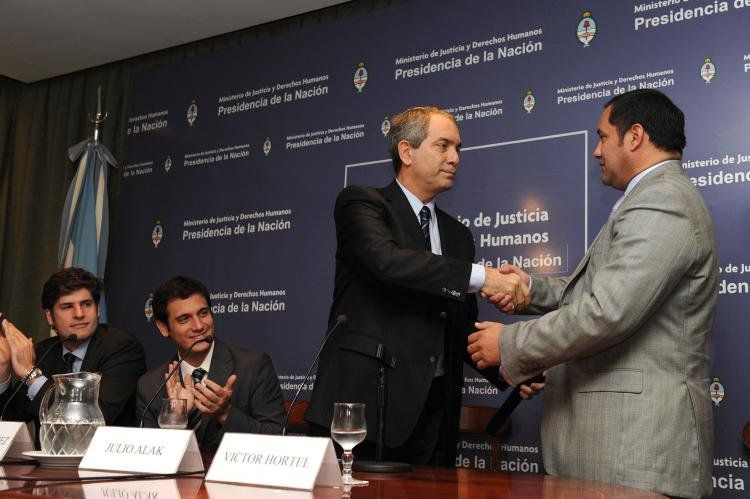 Víctor Hortel saludando al ministro Julio Alak.