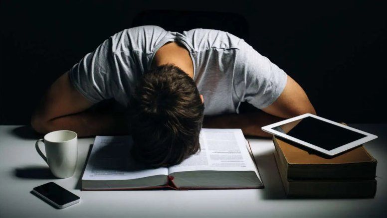 Mientras Javier Milei viaja, los adolescentes no aprenden a leer