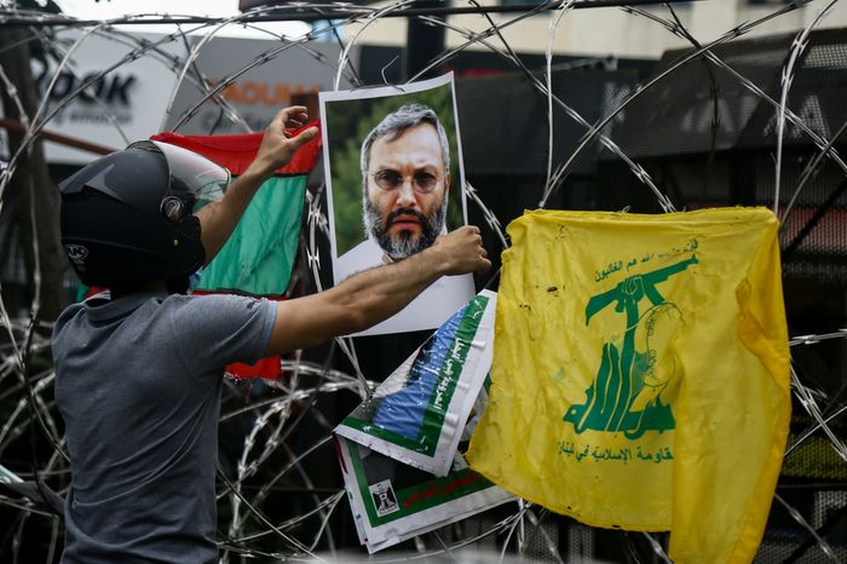 Un manifestante en el Líbano muestra una fotografía del líder de Hezbolá, Imad Mughniyeh, asesinado en Siria en 2008. FOTO: MARWAN NAAMANI /GETTY IMAGES Un manifestante en el Líbano muestra una fotografía del líder de Hezbolá, Imad Mughniyeh, asesinado en Siria en 2008. FOTO: MARWAN NAAMANI /GETTY IMAGES