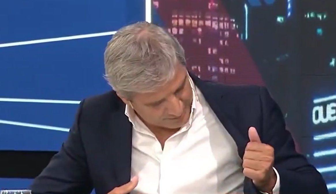 ¿Le gustó? Luis Majul le consultó a Luis Caputo por la marca de su saco importado.