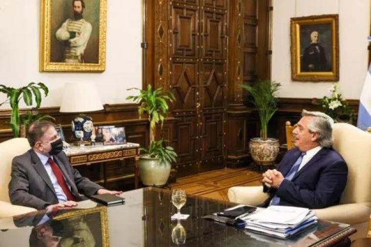 Alberto Fernández en una reunión con el flamante embajador en Rusia, Eduardo Zuain