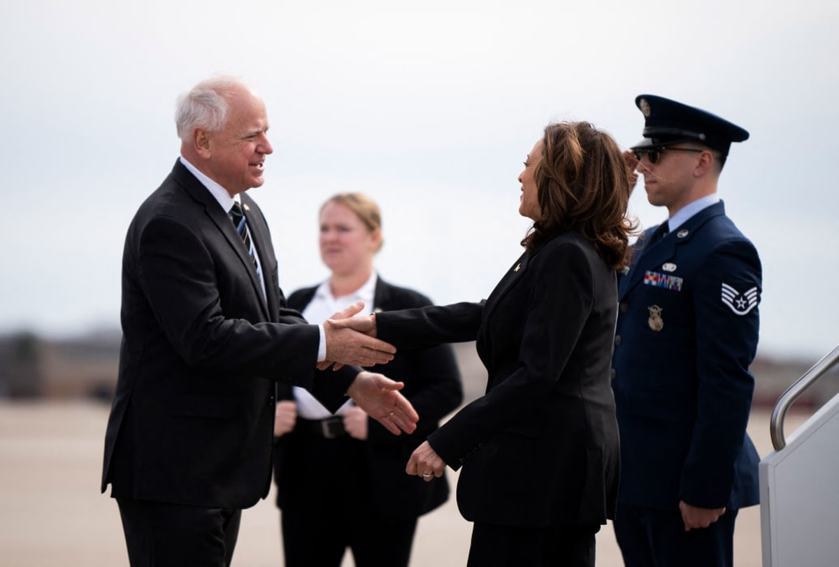 El gobernador Tim Walz saluda a Kamala Harris cuando llega al Aeropuerto Internacional de Minneapolis-St. Paul en Saint Paul, Minnesota, el 14 de marzo de 2024. El gobernador Tim Walz saluda a Kamala Harris cuando llega al Aeropuerto Internacional de Minneapolis-St. Paul en Saint Paul, Minnesota, el 14 de marzo de 2024.