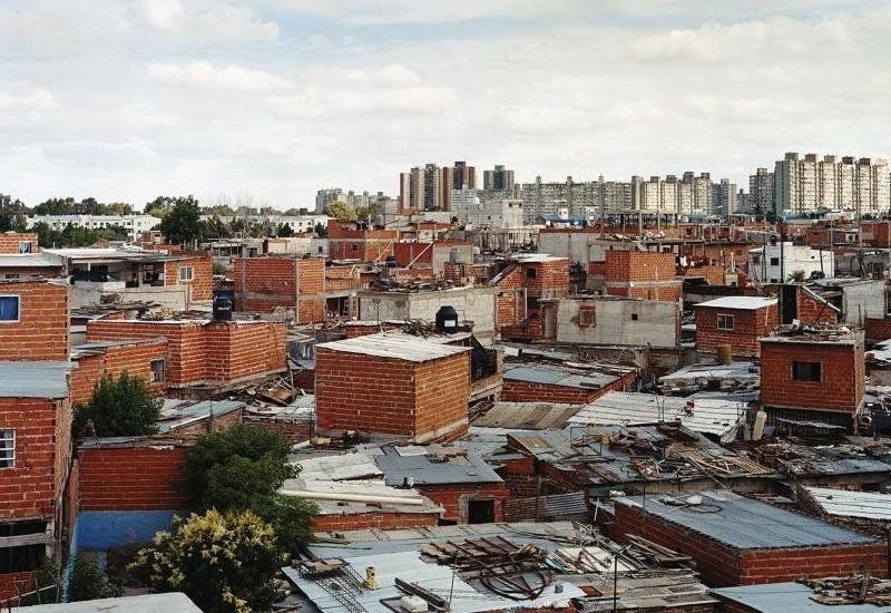 Imagen de la Villa 20, y detrás las torres porteñas.