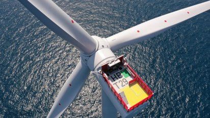 Dron kamikaze iraní se incrustó en una turbina eólica de Ucrania: No estalló