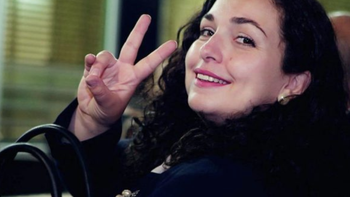 Kosovo desafía a Serbia. Vjosa Osmani-Sadriu, abogada de ascendencia albanesa y kosovar, Presidenta N°5 de Kosovo desde abril de 2021. Líder del partido de centroderecha Guxo. Kosovo desafía a Serbia. Vjosa Osmani-Sadriu, abogada de ascendencia albanesa y kosovar, Presidenta N°5 de Kosovo desde abril de 2021. Líder del partido de centroderecha Guxo.