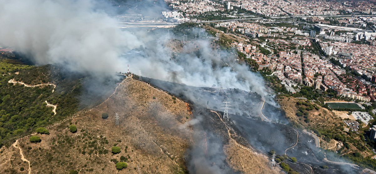 El incendio avanza por una ladera de Collserola mientras una gran columna de humo cubre parte del norte de Barcelona y obliga a reforzar el operativo de emergencia.