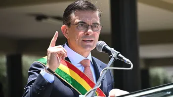 Motosierra en Bolivia: Rodrigo Paz declaró la emergencia económica y ya hay caos