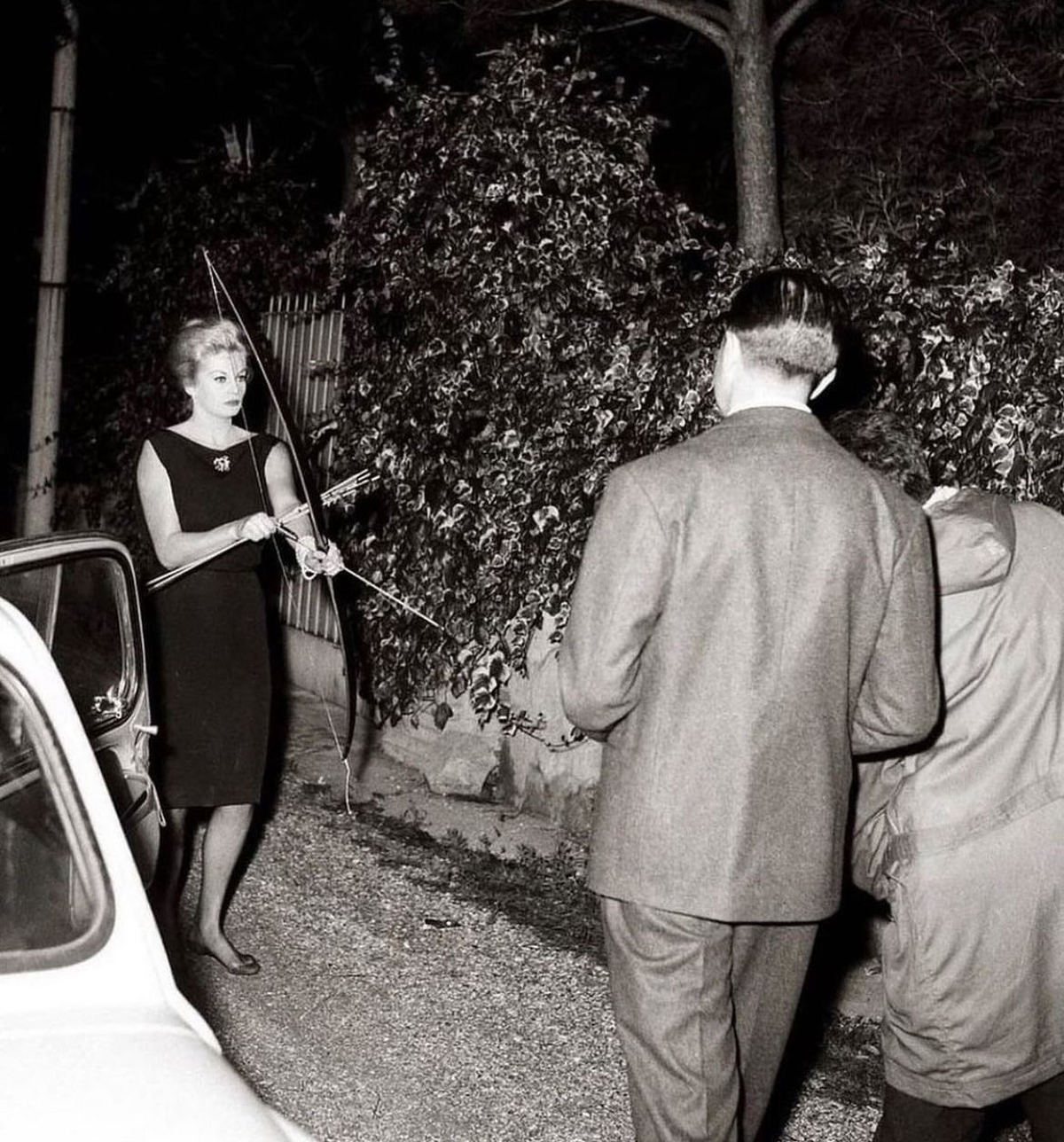 Esa noche, Anita Ekberg salió de su casa con un arco y flechas y disparó contra los paparazzi que la acosaban. Había estado entrenando para una película y no dudó. Esa noche, Anita Ekberg salió de su casa con un arco y flechas y disparó contra los paparazzi que la acosaban. Había estado entrenando para una película y no dudó.