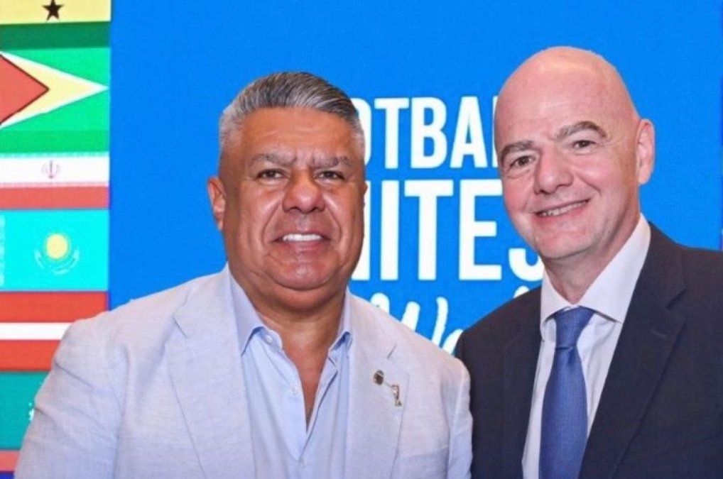 Gianni Infantino, presidente de FIFA, felicitó a Chiqui Tapia por su reelección en AFA.