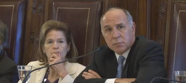Highton de Nolasco y Lorenzetti escuchando al representante del Gobierno.