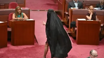 Senadora de Australia utiliza un burka para demostrar cómo sería si no se legisla ello
