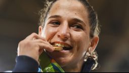 La argentina Paula Pareto celebra el oro logrado en la categoría de -48 kg de judo en los Juegos Olímpicos de Río 2016.
