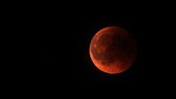 Eclipse parcial de luna, llamado Luna de Sangre o Luna Roja.