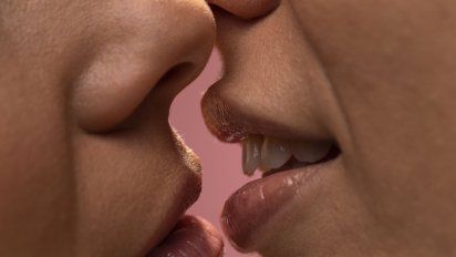 Científicos descubren cuándo fue el primer beso en la boca y no es lo que imaginabas