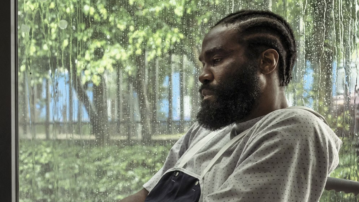 La miniserie tiene 7 episodios y adapta dos novelas de A.J. Quinnell con algunos cambios respecto a la película de Denzel Washington. Foto: Netflix La miniserie tiene 7 episodios y adapta dos novelas de A.J. Quinnell con algunos cambios respecto a la película de Denzel Washington. Foto: Netflix