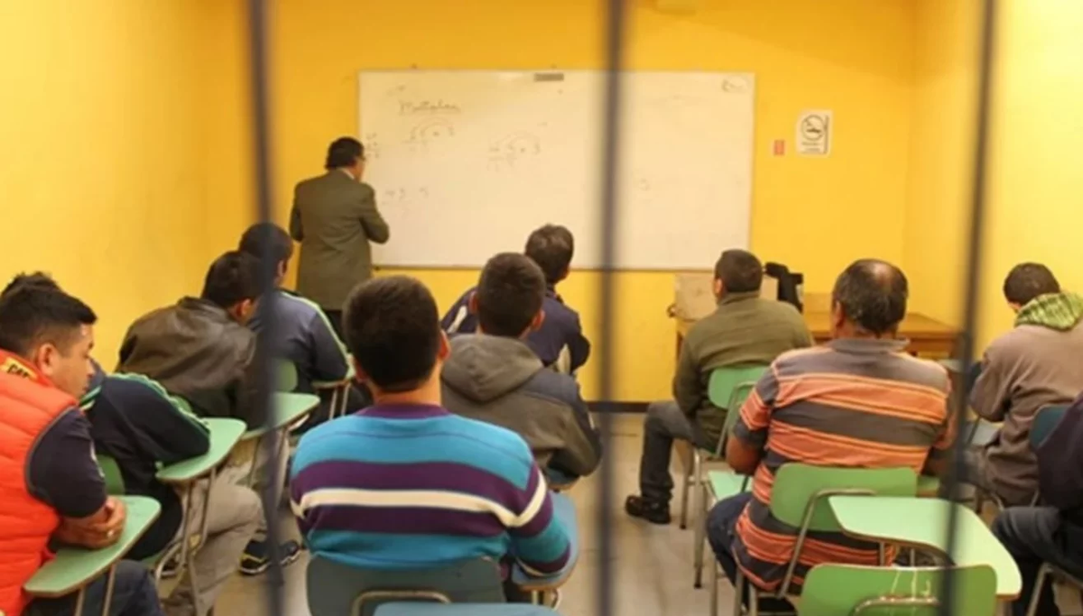 No se permitirá la existencia de estas organizaciones dentro de los penales y que, además, los internos solo podrán permanecer en los espacios educativos durante el horario de cursada asignado, sin posibilidad de extender su estadía fuera de ese tiempo establecido. No se permitirá la existencia de estas organizaciones dentro de los penales y que, además, los internos solo podrán permanecer en los espacios educativos durante el horario de cursada asignado, sin posibilidad de extender su estadía fuera de ese tiempo establecido.