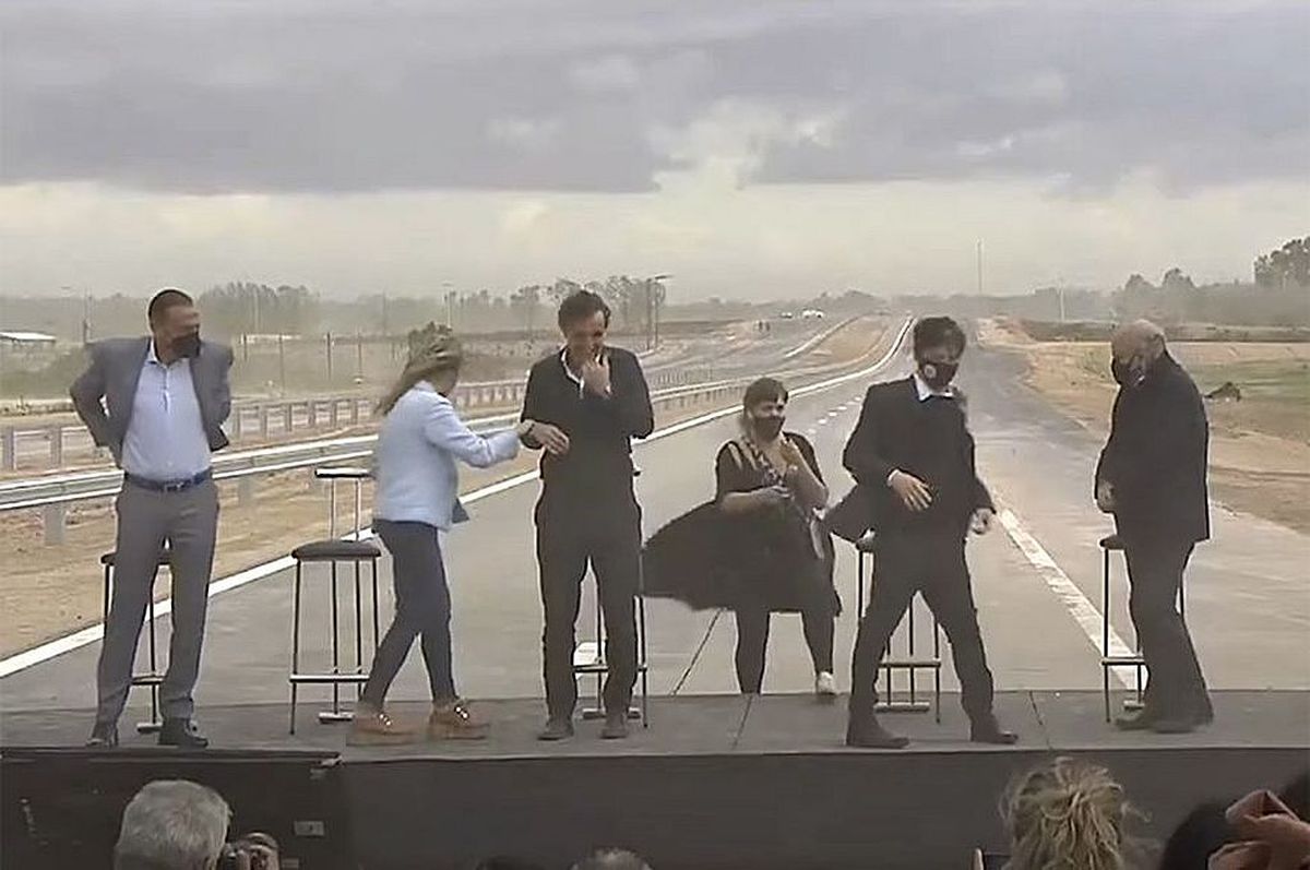 Axel Kicillof, Victoria Tolosa Paz y otros funcionarios en medio de un temporal de viento.
