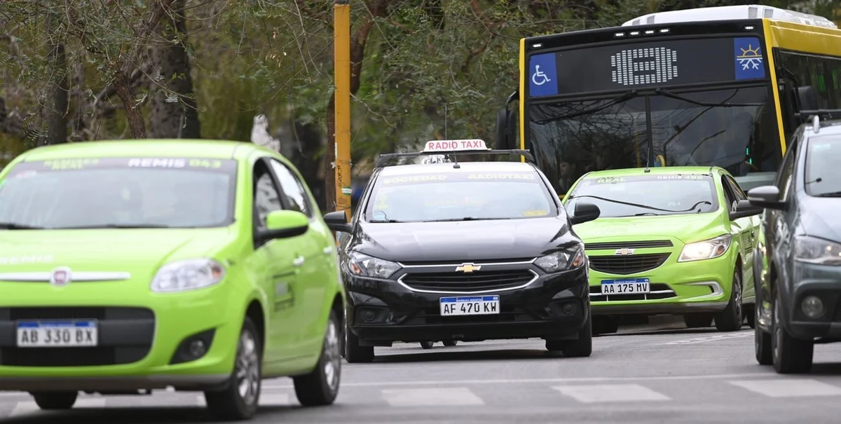 Los taxis y remises de la ciudad de Santa Fe salen un 62,5% más caros. Los taxis y remises de la ciudad de Santa Fe salen un 62,5% más caros.