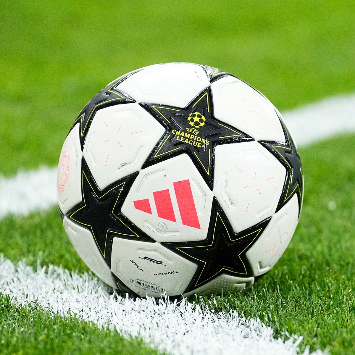 La pelota de Champions League actual es Adidas. La pelota de Champions League actual es Adidas.