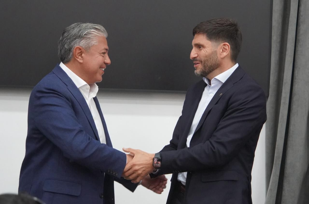 El gobernador de Santa Fe firmó un acuerdo con su par, Rolando Figueroa, para impulsar el desarrollo de proveedores vinculados al petróleo y gas en Vaca Muerta. El gobernador de Santa Fe firmó un acuerdo con su par, Rolando Figueroa, para impulsar el desarrollo de proveedores vinculados al petróleo y gas en Vaca Muerta.