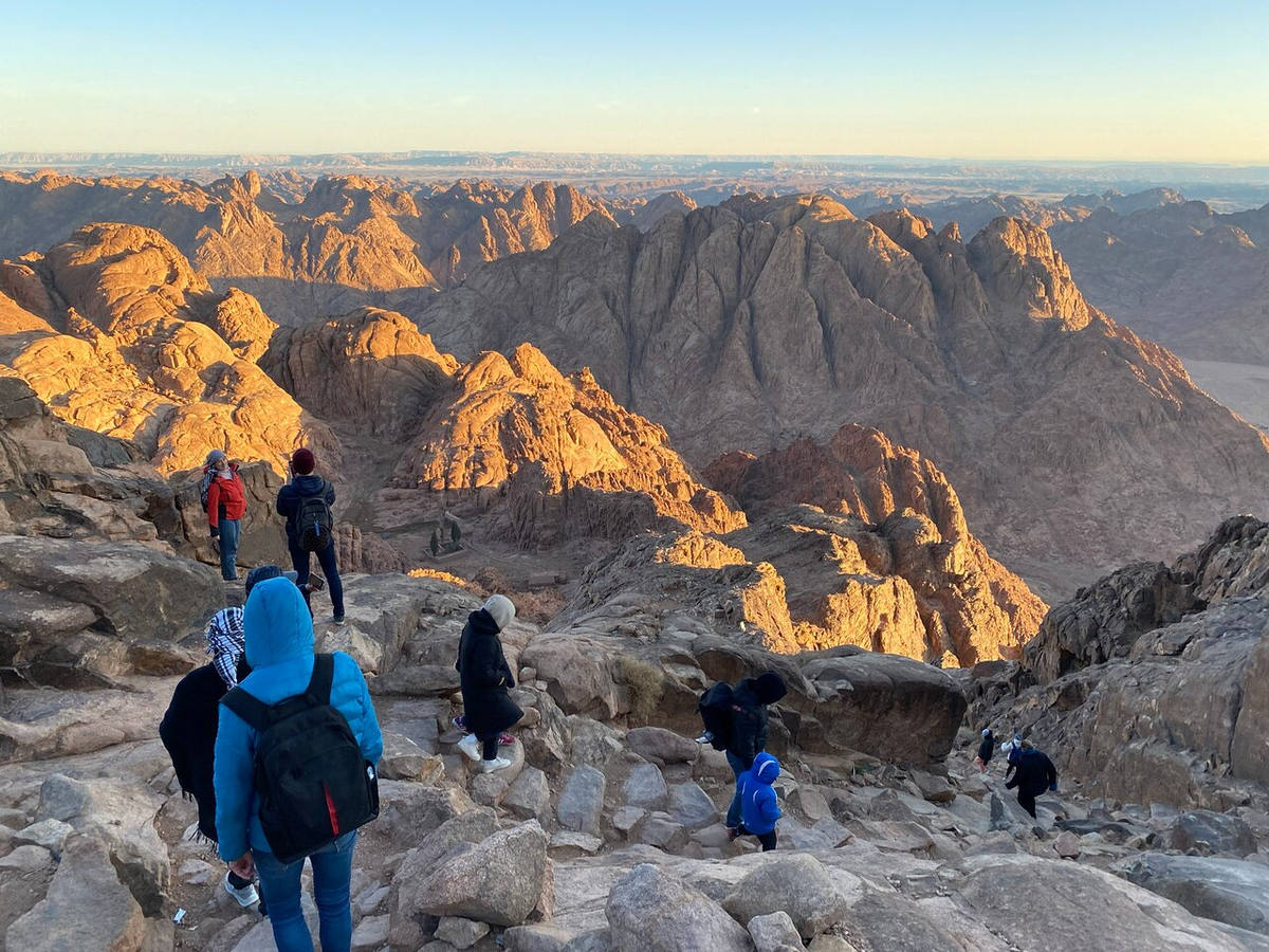 En plena escalada bélica, un grupo de israelíes huyó hacia las montañas de Moisés. Entre rituales psicodélicos, encuentros con ermitaños alemanes y la tensión del Ramadán, la crónica de un viaje al límite de la fe y la supervivencia.