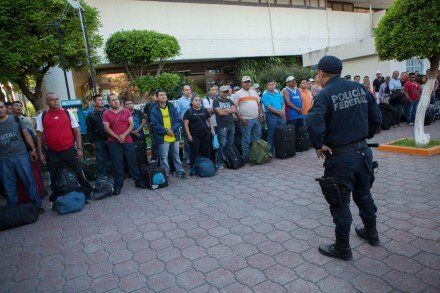 Trasladan a policías de Iguala a Tlaxcala para ser investigados.  Foto: Octavio Gómez/Proceso.